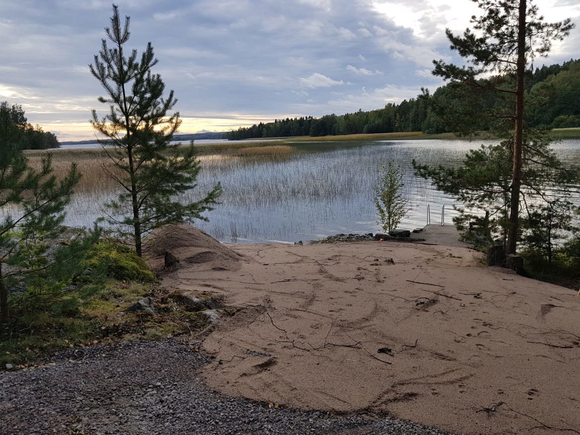 Ranta on matala ja kovapohjainen, jossa on paljon hiekkaa.