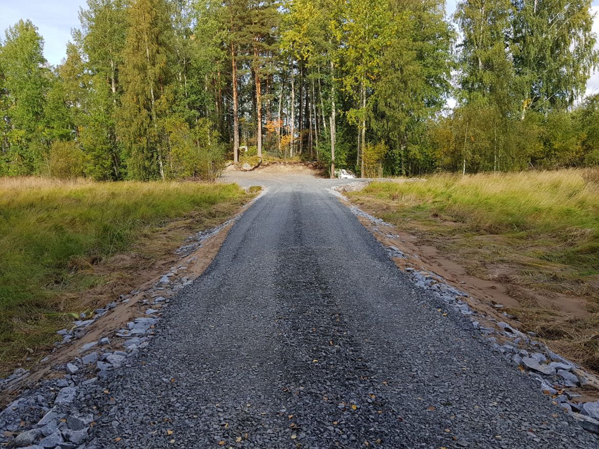 Saarimökille on tehty 2 vuotta sitten pengertie perille, jota pitkin pääsee pihaan asti isollakin autolla.